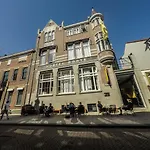 Roots Hostel *